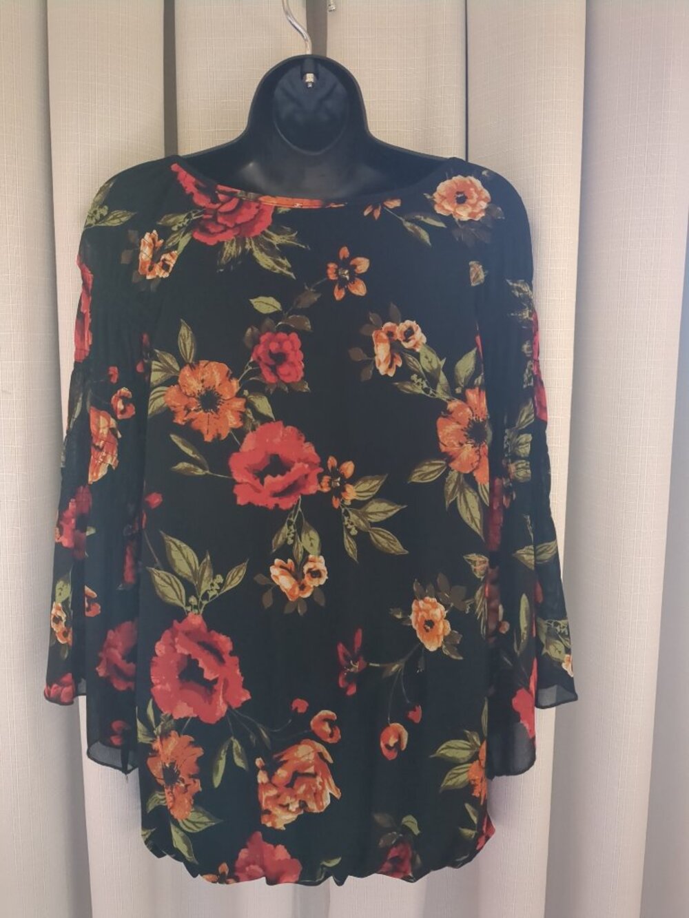 M Black Blouse / Top  with Red & Orange Flowers Green Petals - Picture 2 of 12